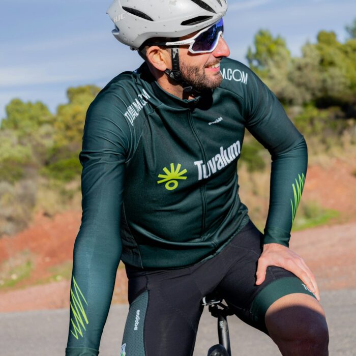 Illustrative Long sleeve sports jersey reference by Tuvalum, Unsplash